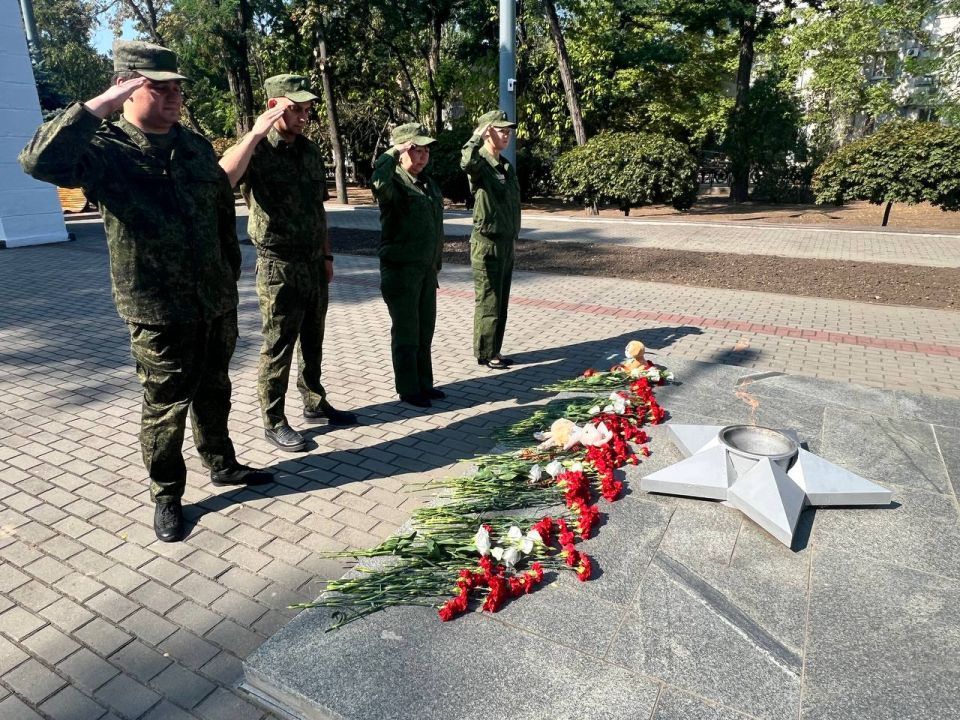 В Мелитополе офицеры регионального управления СК России возложили цветы в память о жертвах Беслана В Мелитополе офицеры регионального управления СК России возложили цветы в память о жертвах Беслана