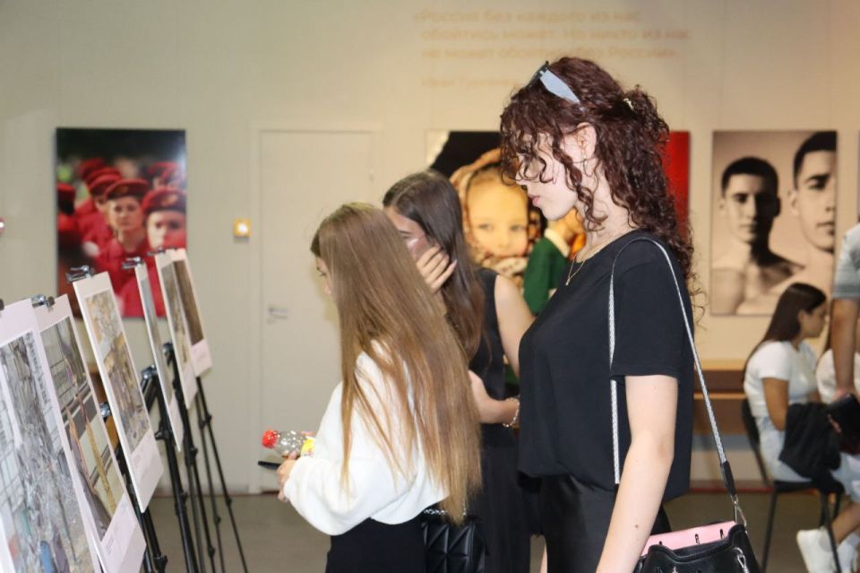 Выставка, показывающая деяния нацистского киевского режима, открылась в Мелитополе Выставка, показывающая деяния нацистского киевского режима, открылась в Мелитополе