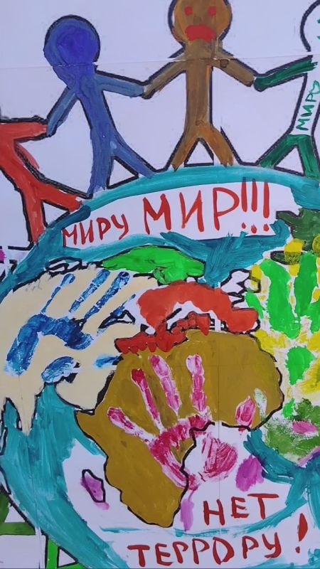 Сегодня, в День солидарности в борьбе с терроризмом, Терпеньевский дом культуры совместно с  Терпеньевской сельской библиотекой провели арт-акцию под названием "Вместе против терроризма"