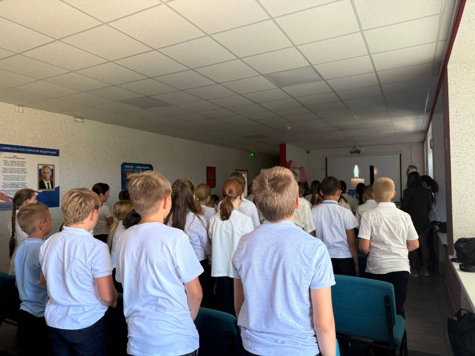 В ГБУ ОО ЗО «СОШ №8 им. Дважды Героя Советского Союза Петрова В.С» г. Мелитополь сотрудники Управления культуры, спорта, и молодежной политики города Мелитополь провели мероприятие для учеников 5-6 классов, посвященное «Дню... В ГБУ ОО ЗО «СОШ №8 им. Дважды Героя Советского Союза Петрова В.С» г. Мелитополь сотрудники Управления культуры, спорта, и молодежной политики города Мелитополь провели мероприятие для учеников 5-6 классов, посвященное «Дню...