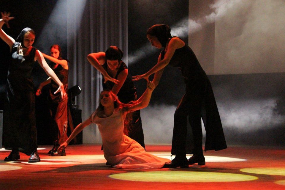 В Мелитополе показали фотовыставку и спектакль к годовщине трагедии в Беслане В Мелитополе показали фотовыставку и спектакль к годовщине трагедии в Беслане