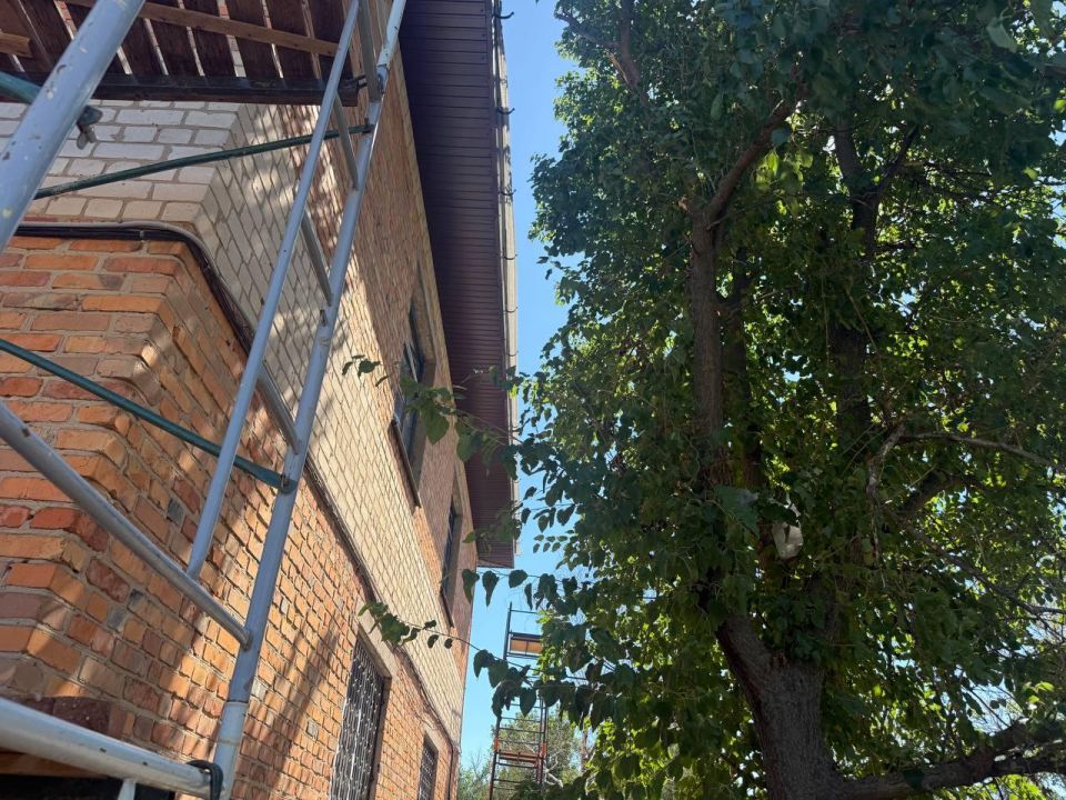 Кровля здания администрации села Проминь обретает завершенный вид Кровля здания администрации села Проминь обретает завершенный вид