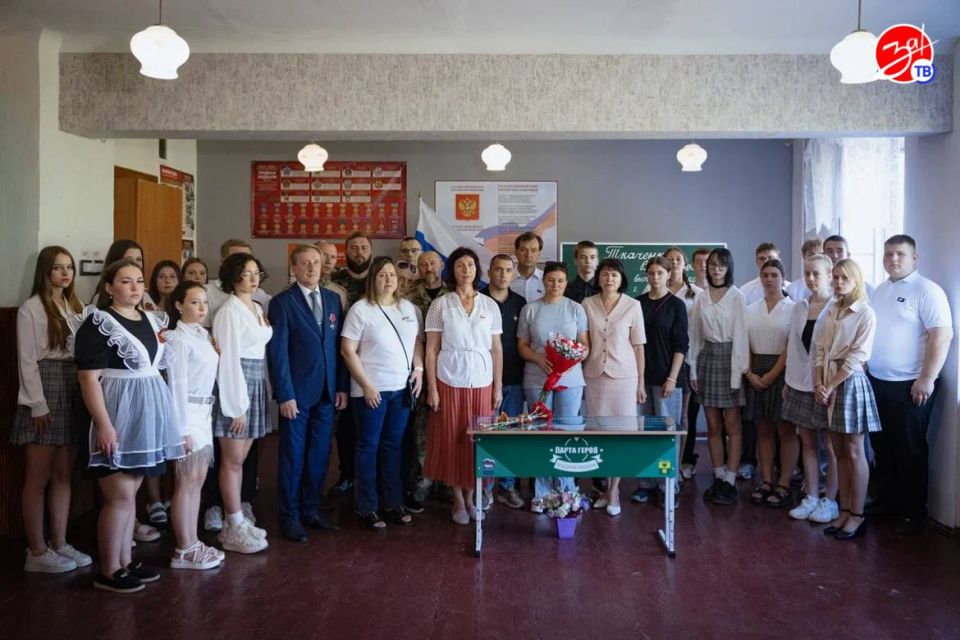 В Мелитопольской школе N6 открыли «Парту героя», посвящённую выпускнику 2019 года В Мелитопольской школе N6 открыли «Парту героя», посвящённую выпускнику 2019 года