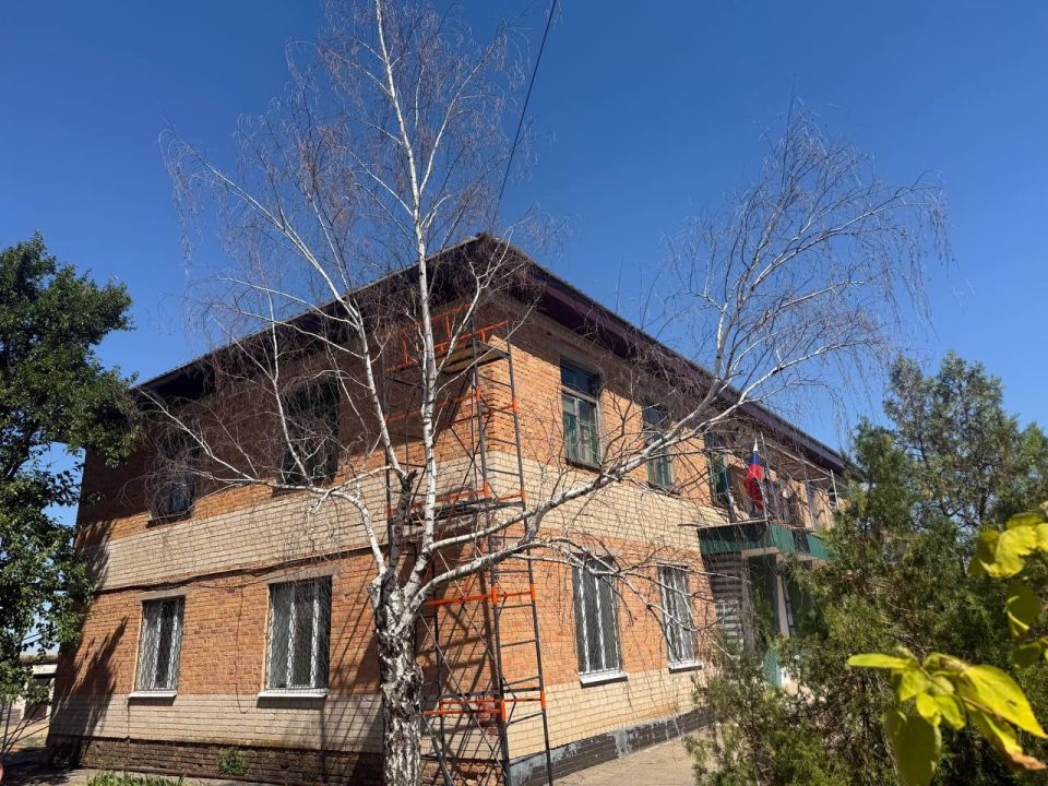 Кровля здания администрации села Проминь обретает завершенный вид Кровля здания администрации села Проминь обретает завершенный вид