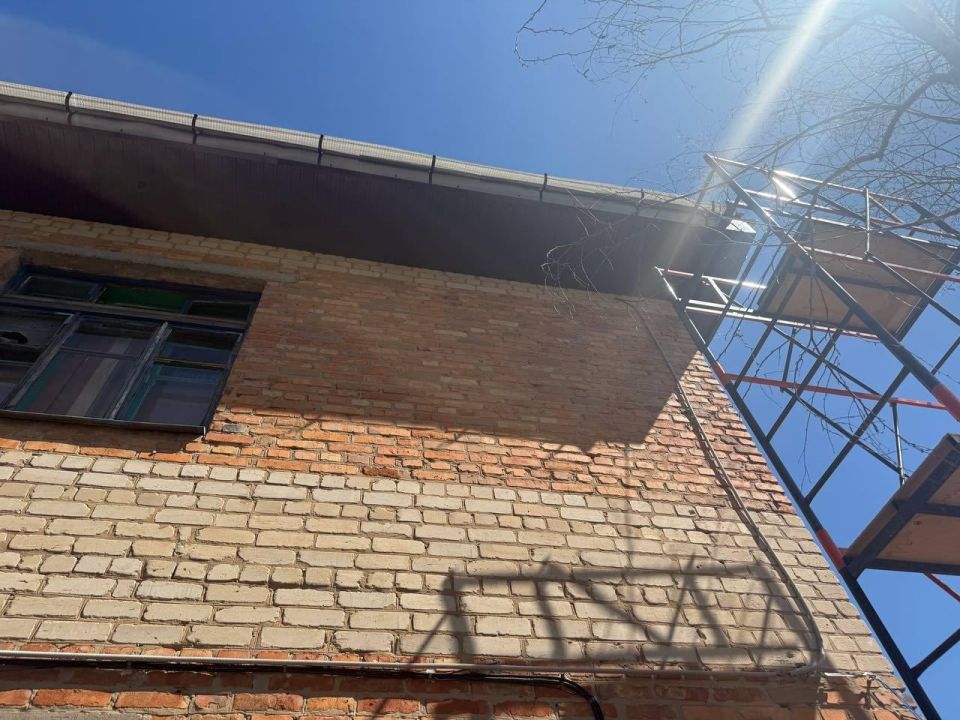 Кровля здания администрации села Проминь обретает завершенный вид Кровля здания администрации села Проминь обретает завершенный вид