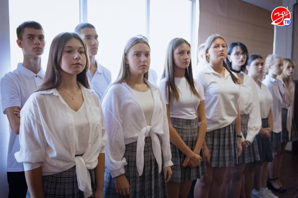 В Мелитопольской школе N6 открыли «Парту героя», посвящённую выпускнику 2019 года В Мелитопольской школе N6 открыли «Парту героя», посвящённую выпускнику 2019 года