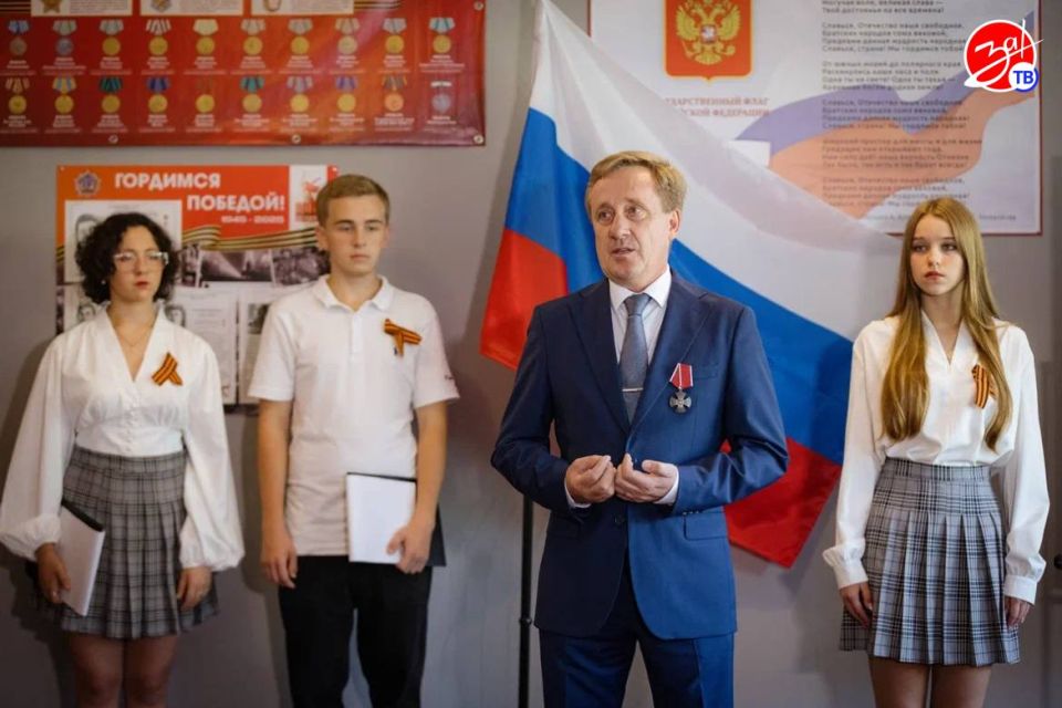 В Мелитопольской школе N6 открыли «Парту героя», посвящённую выпускнику 2019 года В Мелитопольской школе N6 открыли «Парту героя», посвящённую выпускнику 2019 года