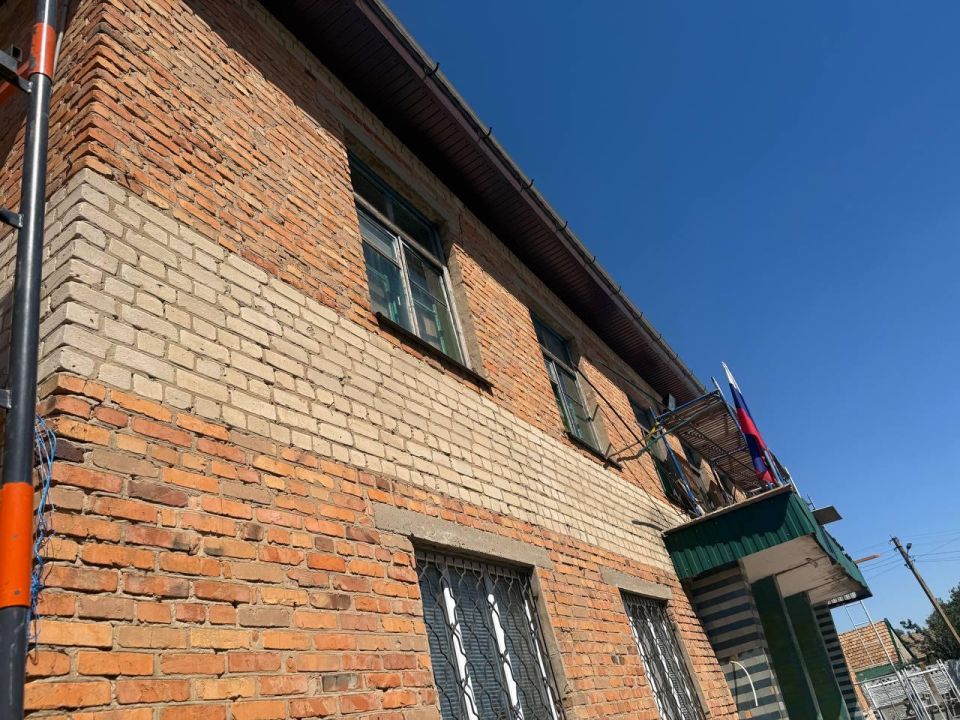 Кровля здания администрации села Проминь обретает завершенный вид Кровля здания администрации села Проминь обретает завершенный вид