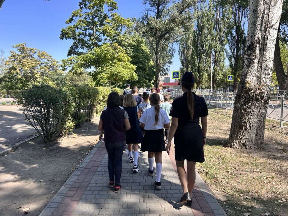 Сотрудники Госавтоинспекции города Мелитополя провели практическое занятие с учениками начальных классов ГБУ ОО ЗО "Мирненской СОШ № 6" Сотрудники Госавтоинспекции города Мелитополя провели практическое занятие с учениками начальных классов ГБУ ОО ЗО "Мирненской СОШ № 6"