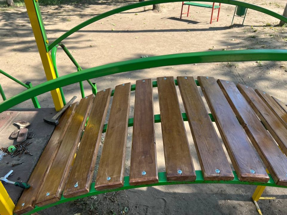 За последнее время территориальный отдел Терпеньевского сельского поселения администрации городского округа Мелитополь, преобразил детские площадки в нашем любимом селе: За последнее время территориальный отдел Терпеньевского сельского поселения администрации городского округа Мелитополь, преобразил детские площадки в нашем любимом селе: