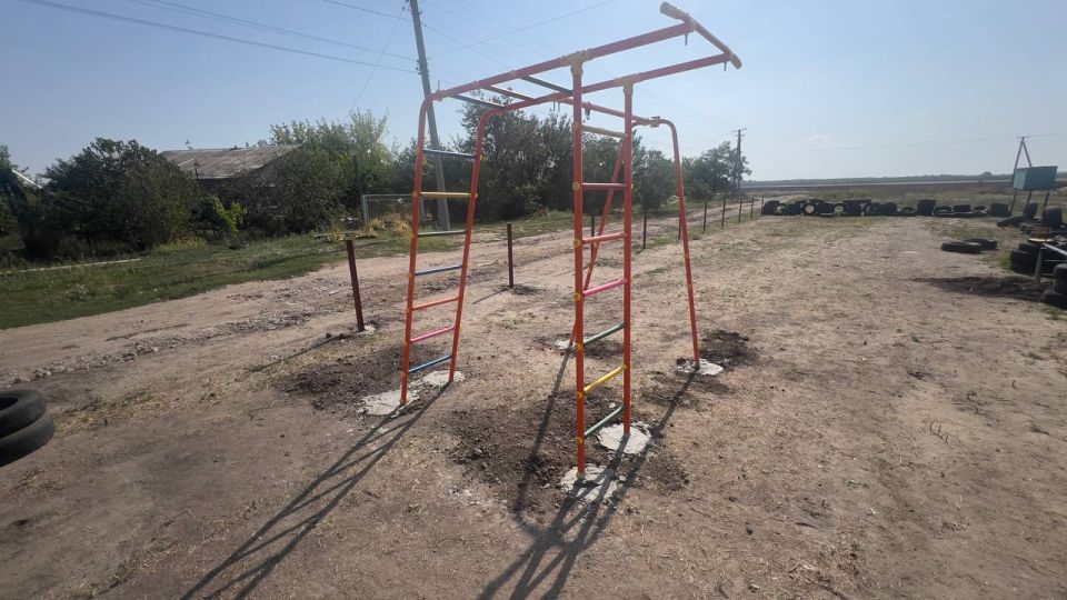 За последнее время территориальный отдел Терпеньевского сельского поселения администрации городского округа Мелитополь, преобразил детские площадки в нашем любимом селе: За последнее время территориальный отдел Терпеньевского сельского поселения администрации городского округа Мелитополь, преобразил детские площадки в нашем любимом селе: