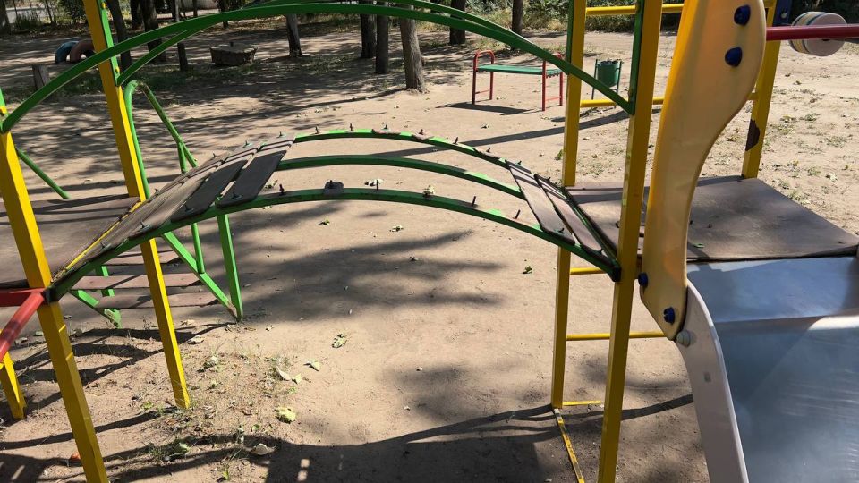 За последнее время территориальный отдел Терпеньевского сельского поселения администрации городского округа Мелитополь, преобразил детские площадки в нашем любимом селе: За последнее время территориальный отдел Терпеньевского сельского поселения администрации городского округа Мелитополь, преобразил детские площадки в нашем любимом селе: