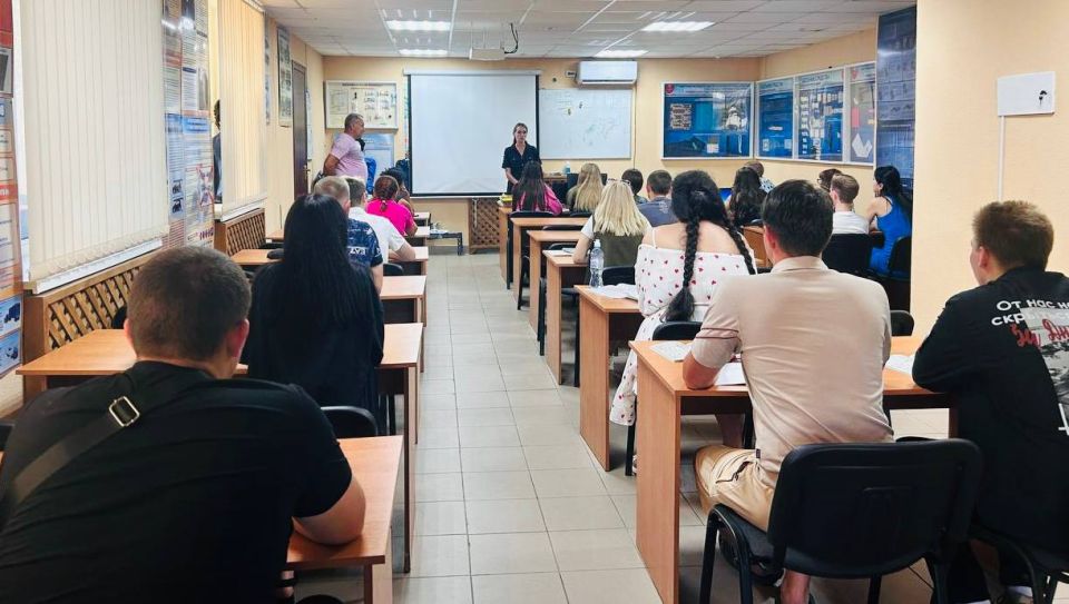 Сотрудники Госавтоинспекции города Мелитополя проводят профилактические беседы с будущими водителями Сотрудники Госавтоинспекции города Мелитополя проводят профилактические беседы с будущими водителями