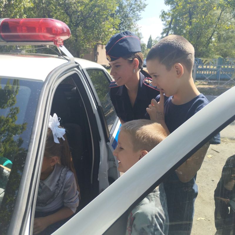 Сотрудники Госавтоинспекции города Мелитополя провели практическое занятие с учениками начальных классов ГБУ ОО ЗО "Мирненской СОШ № 6" Сотрудники Госавтоинспекции города Мелитополя провели практическое занятие с учениками начальных классов ГБУ ОО ЗО "Мирненской СОШ № 6"