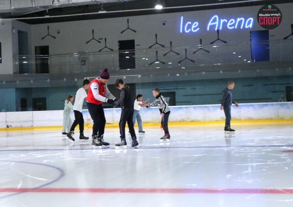 Катание на льду для детей из ГБУ "Мелитопольский областной центр социально-психологической реабилитации детей" Катание на льду для детей из ГБУ "Мелитопольский областной центр социально-психологической реабилитации детей"