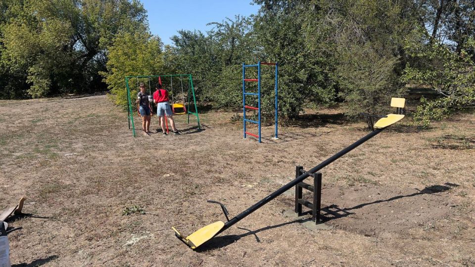 За последнее время территориальный отдел Терпеньевского сельского поселения администрации городского округа Мелитополь, преобразил детские площадки в нашем любимом селе: За последнее время территориальный отдел Терпеньевского сельского поселения администрации городского округа Мелитополь, преобразил детские площадки в нашем любимом селе: