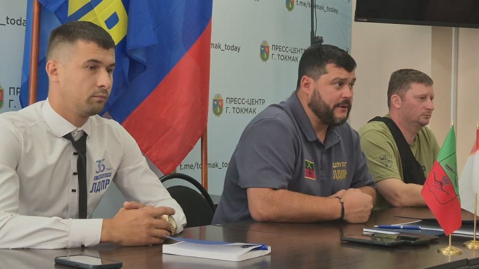 4-го числа депутат Заксобрания Запорожской области Кирилл Перов (ЛДПР) посетил с рабочим визитом город Токмак, где пообщался с главой Токмакского муниципального округа Калмыковым Александром Андреевичем и затем провёл приём...