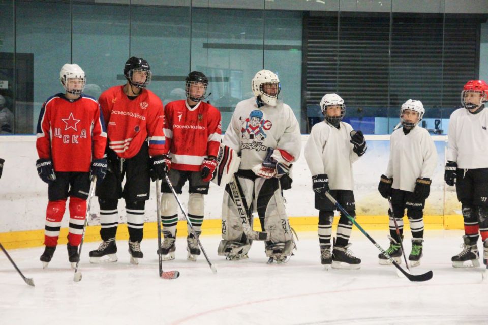 Мастер-класс по хоккею с командой "Авангард" для юных спортсменов прошел на Ледовой арене в Мелитополе