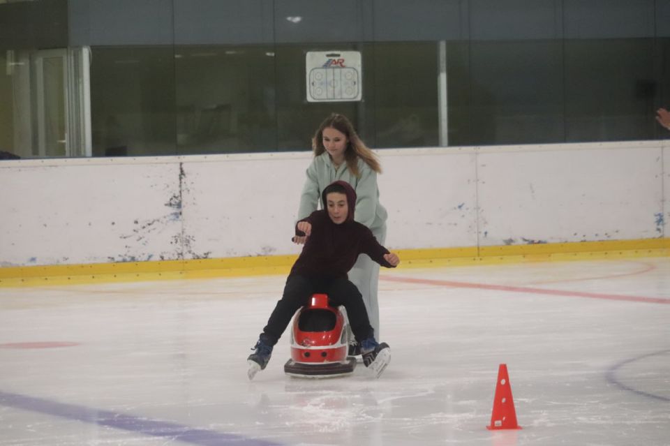 Дети из реабилитационных центров провели День знаний на ледовой арене Дети из реабилитационных центров провели День знаний на ледовой арене