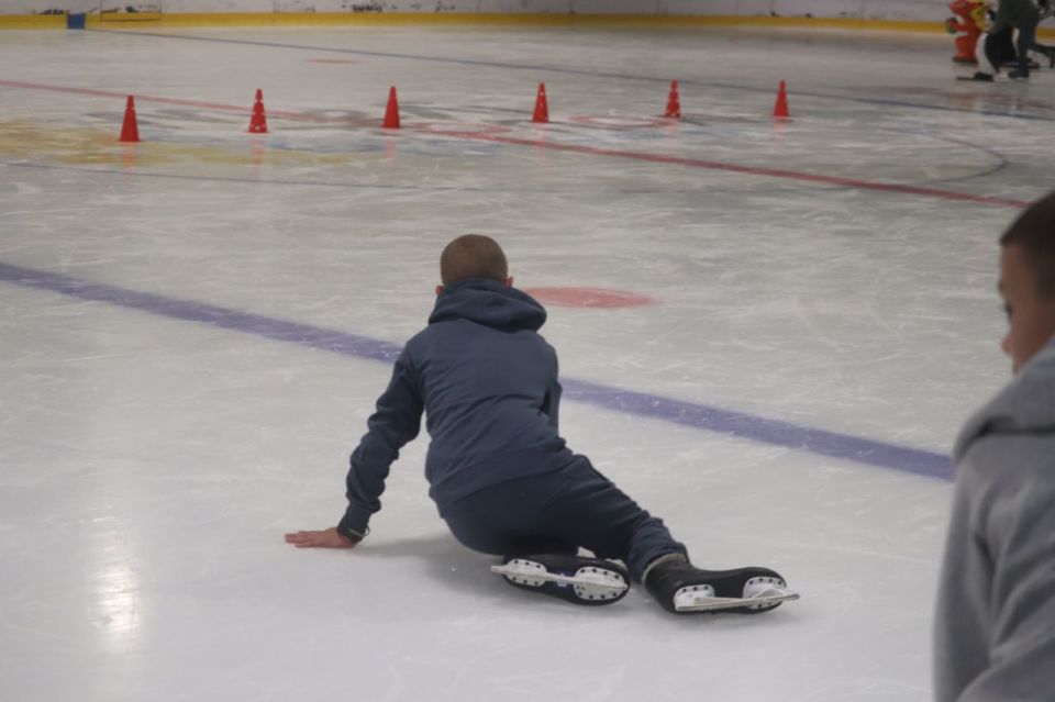 Дети из реабилитационных центров провели День знаний на ледовой арене Дети из реабилитационных центров провели День знаний на ледовой арене