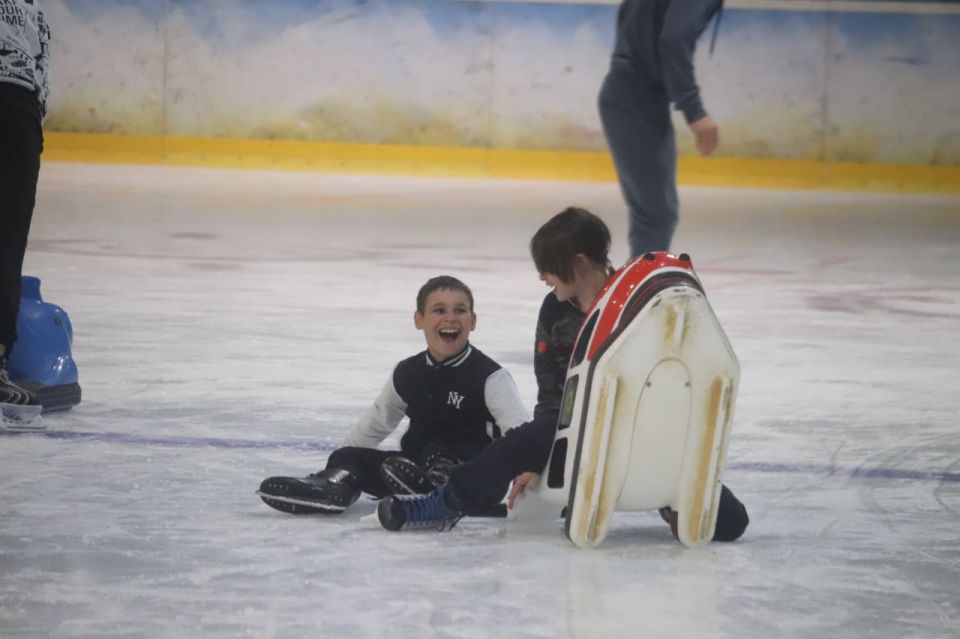 Дети из реабилитационных центров провели День знаний на ледовой арене Дети из реабилитационных центров провели День знаний на ледовой арене