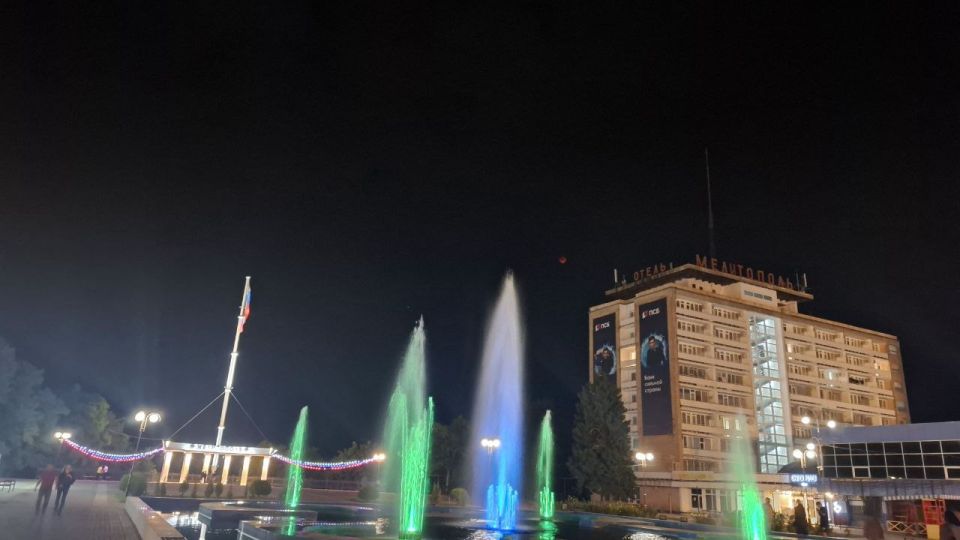 Прямо сейчас на Площади Победы мелитопольцы наблюдают полное затмение Луны