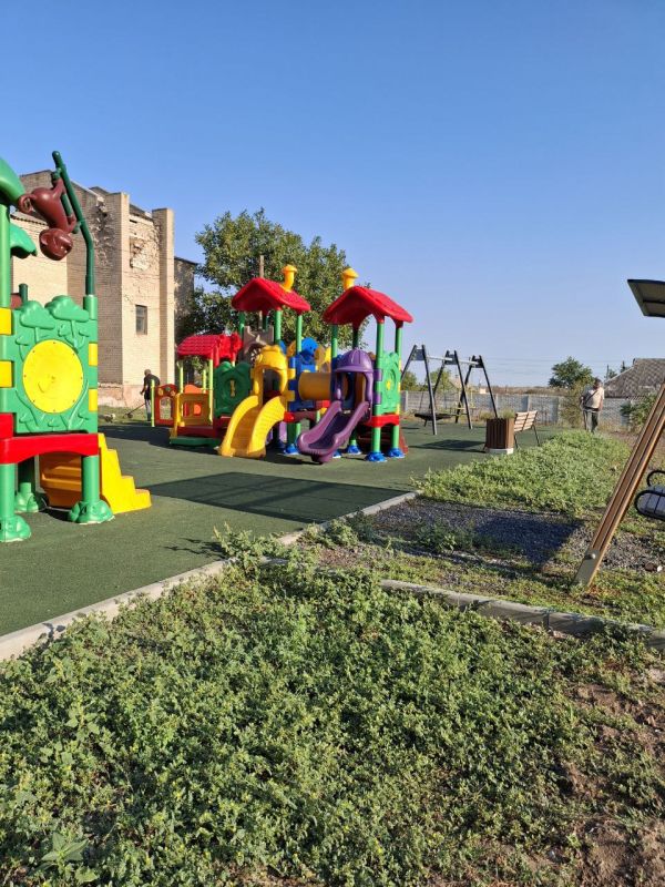 В Новониколаевском территориальном отделе сотрудники МБУ «Жилсервис» продолжают проводить уборку и благоустройство территории