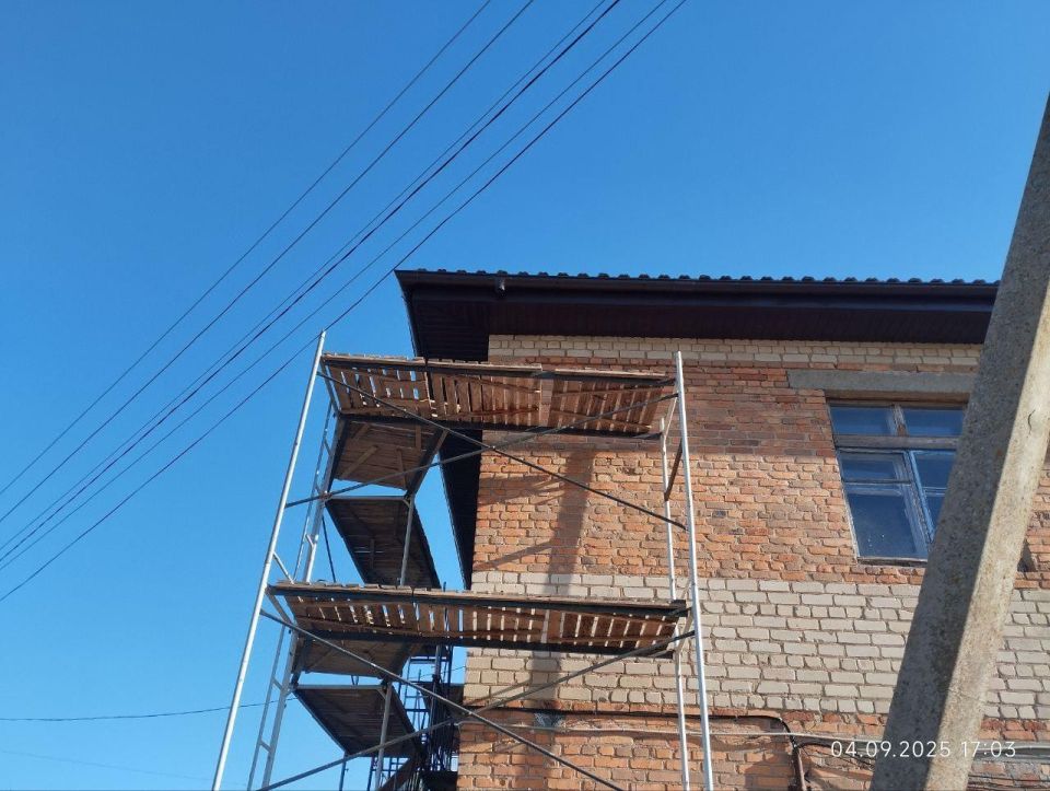 В здании села Проминь завершен этап монтажа кровли и водосточной системы