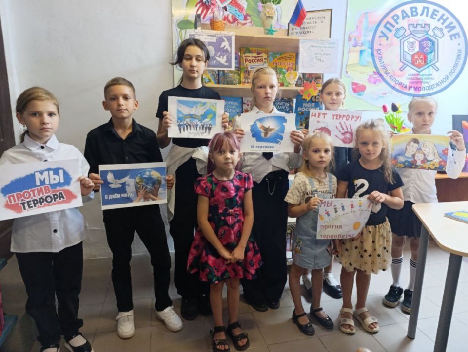 Мы за мир во всём мире!. В Константиновском Доме культуры прошёл информационный час для участников детских кружков под символичным названием «Мы за мир во всём мире»