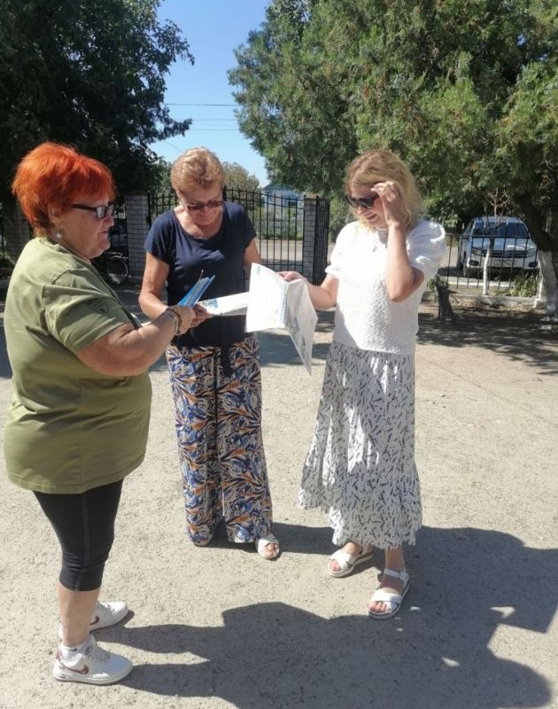 Активисты ЛДПР Виктория Мирошниченко и Нина Цыганок помогают жителям Бердянского района Активисты ЛДПР Виктория Мирошниченко и Нина Цыганок помогают жителям Бердянского района