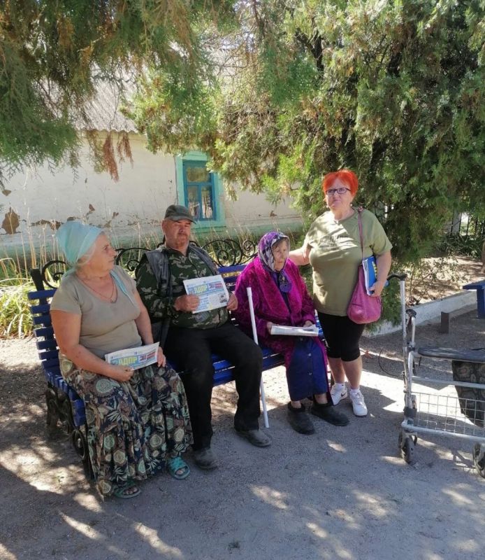 Активисты ЛДПР Виктория Мирошниченко и Нина Цыганок помогают жителям Бердянского района Активисты ЛДПР Виктория Мирошниченко и Нина Цыганок помогают жителям Бердянского района