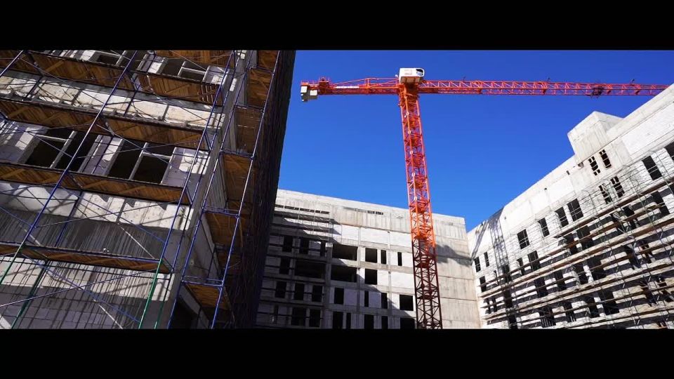 Марат Хуснуллин: Набранный темп строительства многопрофильного педиатрического медцентра в Мелитополе позволил приступить к внутренним отделочным работам в инфекционном корпусе