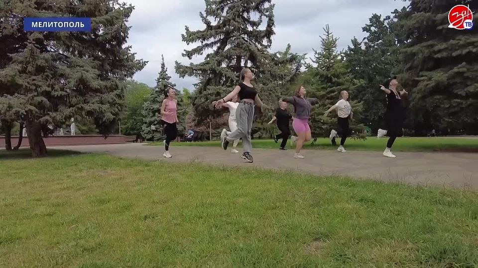 В Международный день красоты в Мелитополе провели зарядку на свежем воздухе