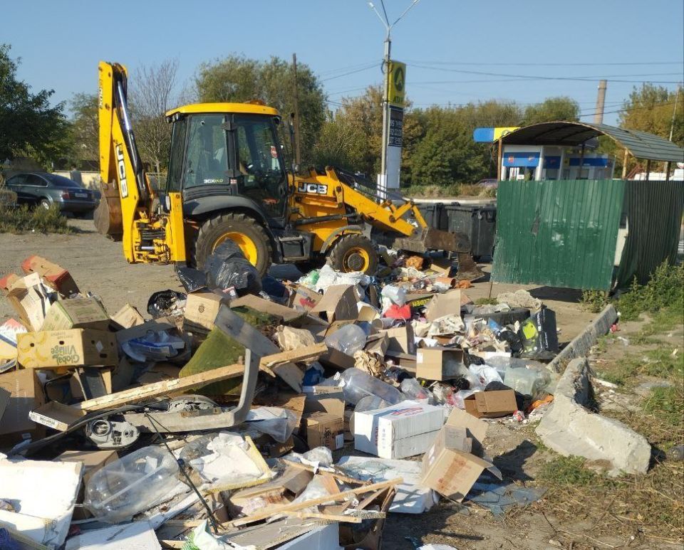 В Мелитополе убирают стихийные свалки на контейнерных площадках