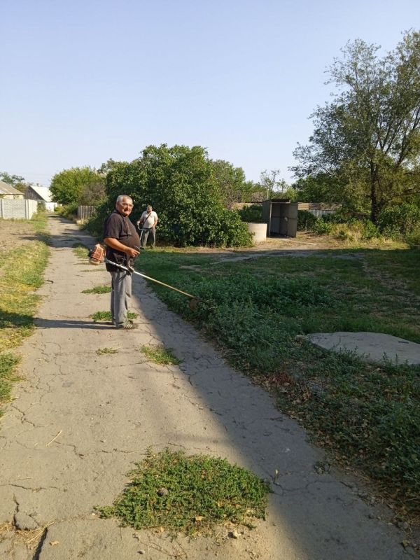 Сотрудники МБУ «Жилсервис» продолжают работы по наведению порядка на территории Новониколаевского отдела Сотрудники МБУ «Жилсервис» продолжают работы по наведению порядка на территории Новониколаевского отдела