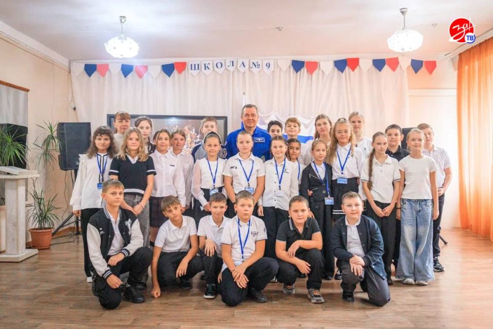 Лётчик-космонавт, Герой России Олег Скрипочка посетил Мелитопольскую 9-ю школу имени Юрия Гагарина Лётчик-космонавт, Герой России Олег Скрипочка посетил Мелитопольскую 9-ю школу имени Юрия Гагарина