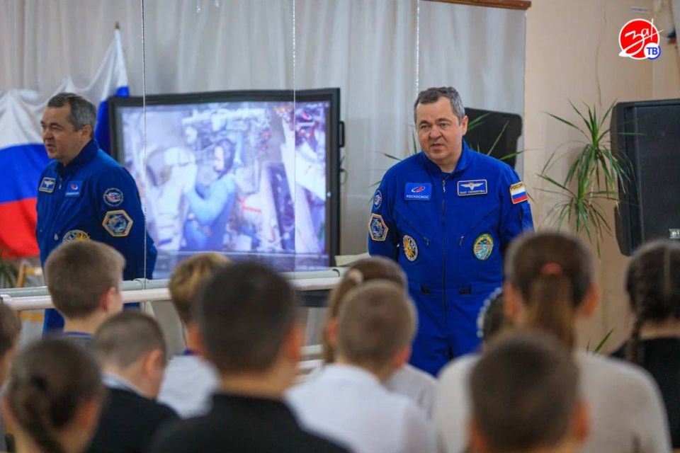 Лётчик-космонавт, Герой России Олег Скрипочка посетил Мелитопольскую 9-ю школу имени Юрия Гагарина Лётчик-космонавт, Герой России Олег Скрипочка посетил Мелитопольскую 9-ю школу имени Юрия Гагарина