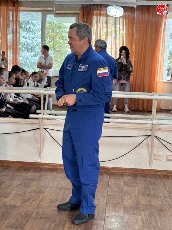 В Мелитопольскую 9-ю школу имени Юрия Гагарина приехал лётчик-космонавт, герой России Олег Скрипочка