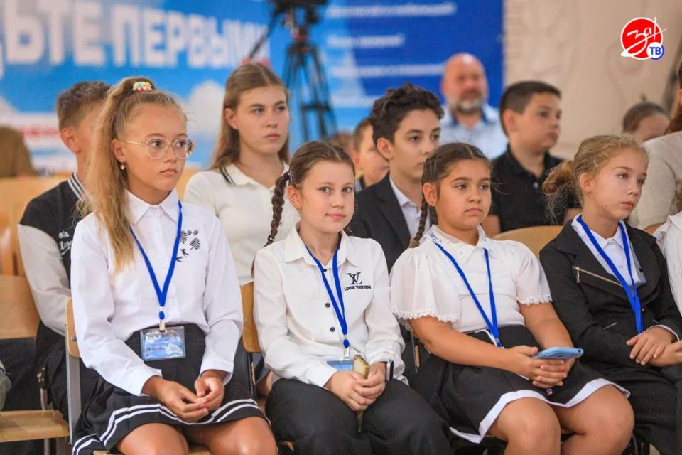 Лётчик-космонавт, Герой России Олег Скрипочка посетил Мелитопольскую 9-ю школу имени Юрия Гагарина Лётчик-космонавт, Герой России Олег Скрипочка посетил Мелитопольскую 9-ю школу имени Юрия Гагарина