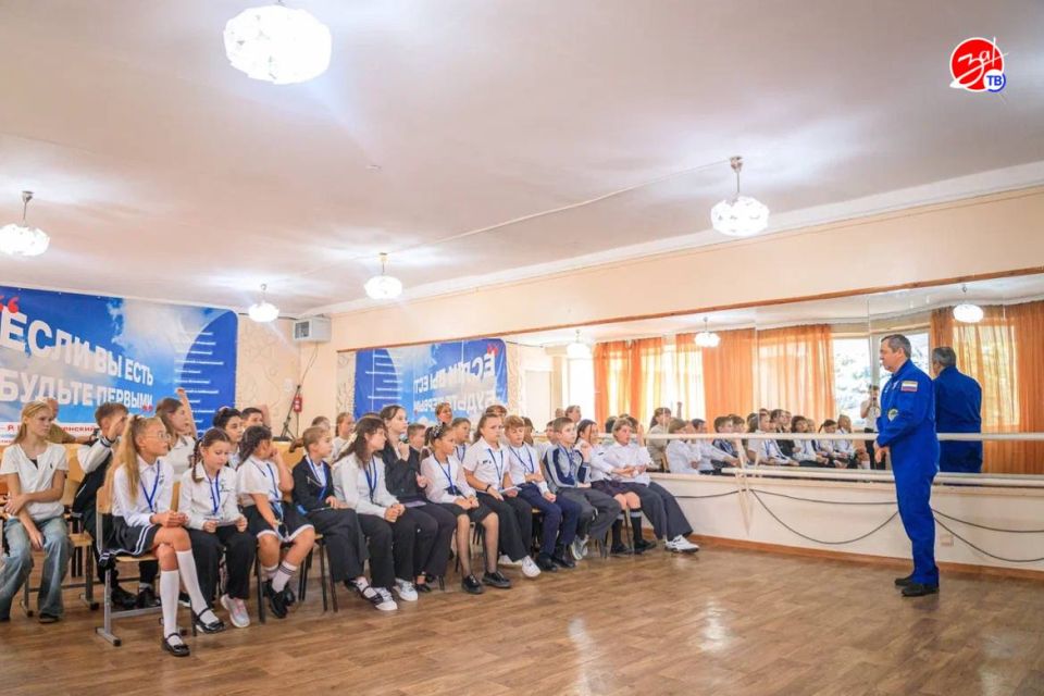 Лётчик-космонавт, Герой России Олег Скрипочка посетил Мелитопольскую 9-ю школу имени Юрия Гагарина Лётчик-космонавт, Герой России Олег Скрипочка посетил Мелитопольскую 9-ю школу имени Юрия Гагарина