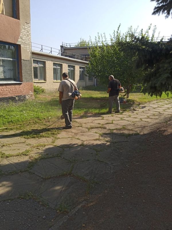 Сотрудники МБУ «Жилсервис» продолжают работы по наведению порядка на территории Новониколаевского отдела Сотрудники МБУ «Жилсервис» продолжают работы по наведению порядка на территории Новониколаевского отдела