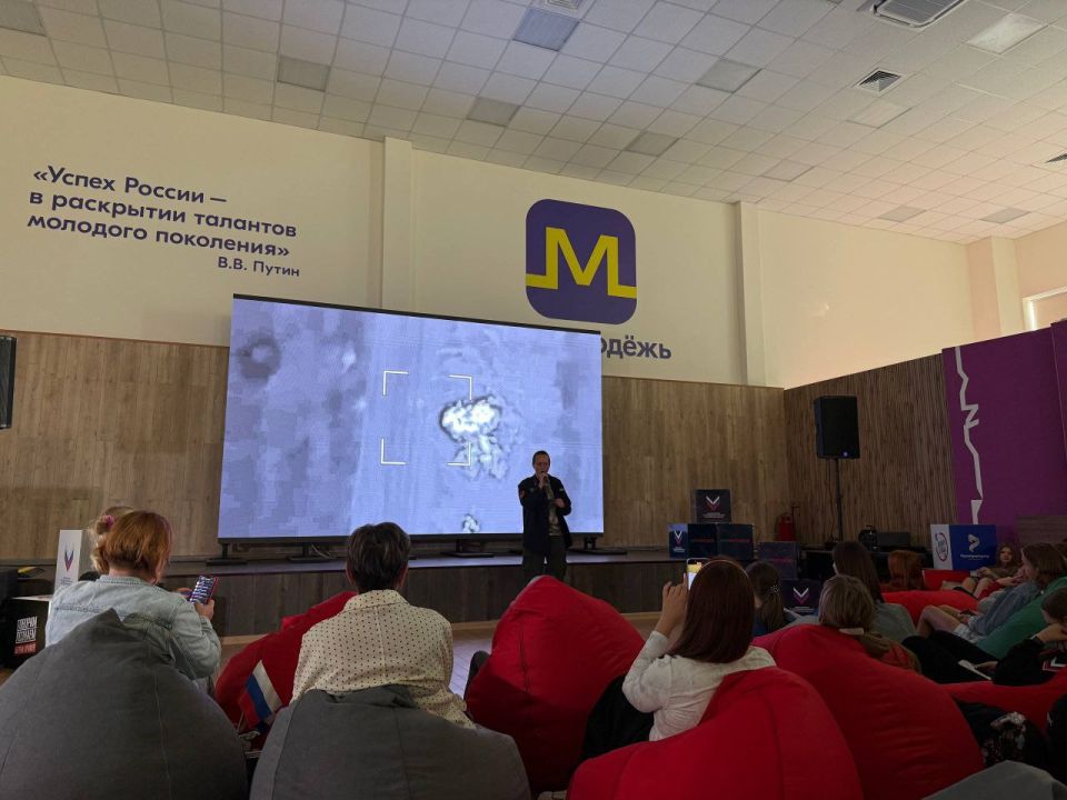 Заслуженная артистка России Юлия Чичерина выступила для молодежи Мелитополя