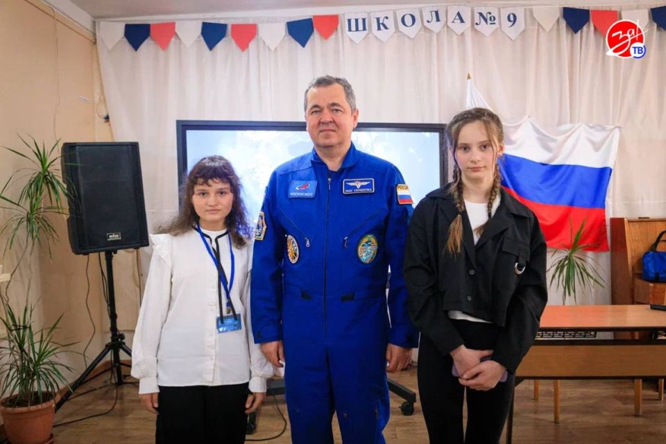 Лётчик-космонавт, Герой России Олег Скрипочка посетил Мелитопольскую 9-ю школу имени Юрия Гагарина Лётчик-космонавт, Герой России Олег Скрипочка посетил Мелитопольскую 9-ю школу имени Юрия Гагарина