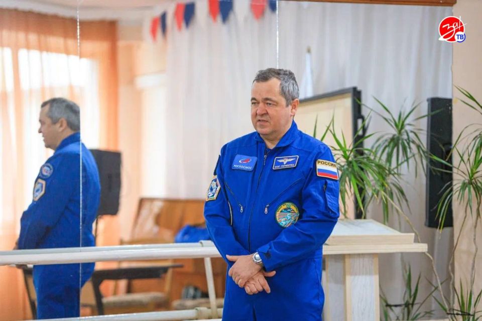 Лётчик-космонавт, Герой России Олег Скрипочка посетил Мелитопольскую 9-ю школу имени Юрия Гагарина Лётчик-космонавт, Герой России Олег Скрипочка посетил Мелитопольскую 9-ю школу имени Юрия Гагарина