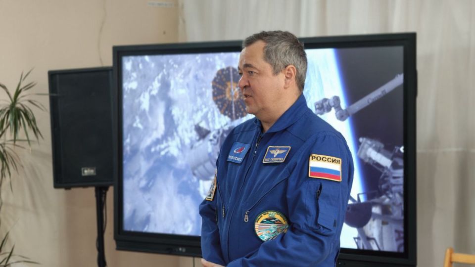 Герой России, летчик-космонавт Олег Скрипочка посетил учеников космического класса мелитопольской школы №9