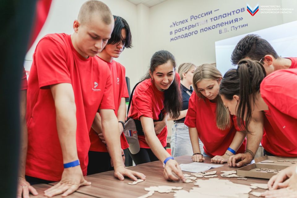 От слов к делу: «Лидеры молодёжных мнений» погрузились в гражданско-патриотическую игру От слов к делу: «Лидеры молодёжных мнений» погрузились в гражданско-патриотическую игру