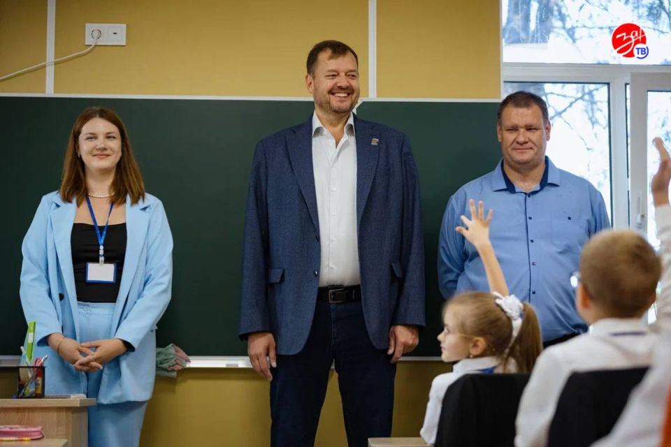 В этом году тысячи школьников по всей стране сели за парты в обновлённых классах В этом году тысячи школьников по всей стране сели за парты в обновлённых классах