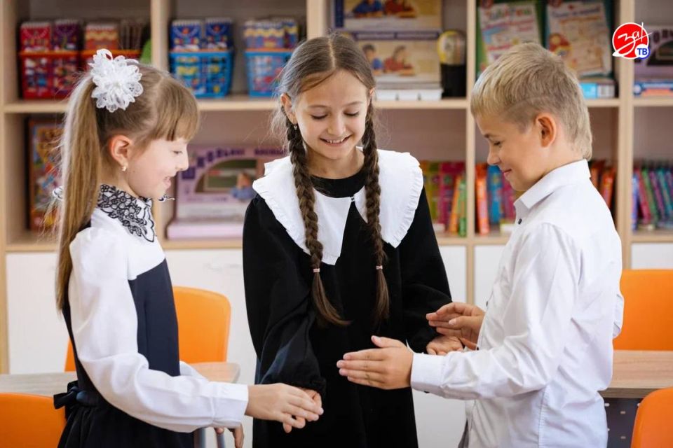 В этом году тысячи школьников по всей стране сели за парты в обновлённых классах В этом году тысячи школьников по всей стране сели за парты в обновлённых классах