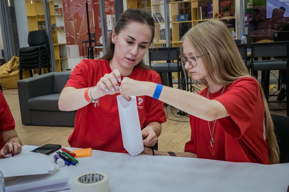 От слов к делу: «Лидеры молодёжных мнений» погрузились в гражданско-патриотическую игру От слов к делу: «Лидеры молодёжных мнений» погрузились в гражданско-патриотическую игру