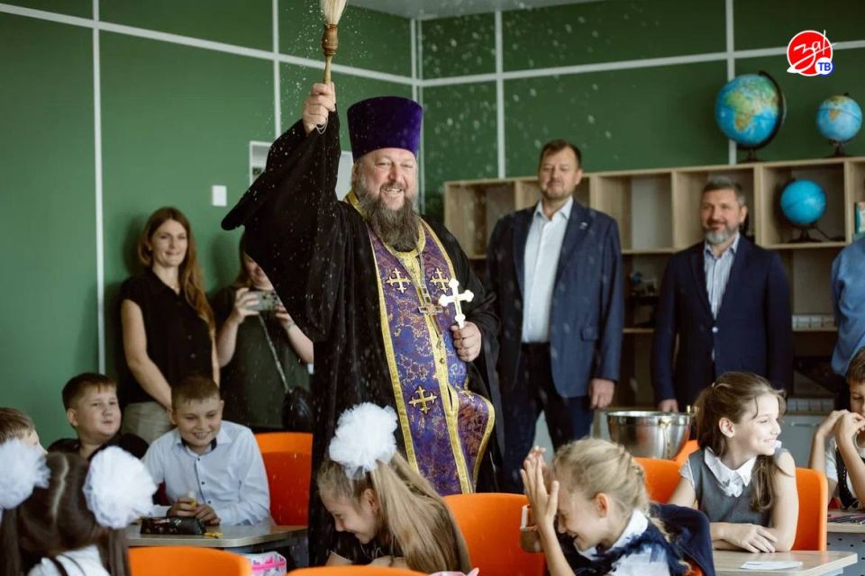 В этом году тысячи школьников по всей стране сели за парты в обновлённых классах В этом году тысячи школьников по всей стране сели за парты в обновлённых классах